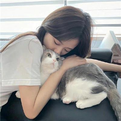 穿条纹衣的男孩